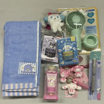 【サンリオ】
キャラクターグッズ（いずれか1つ）